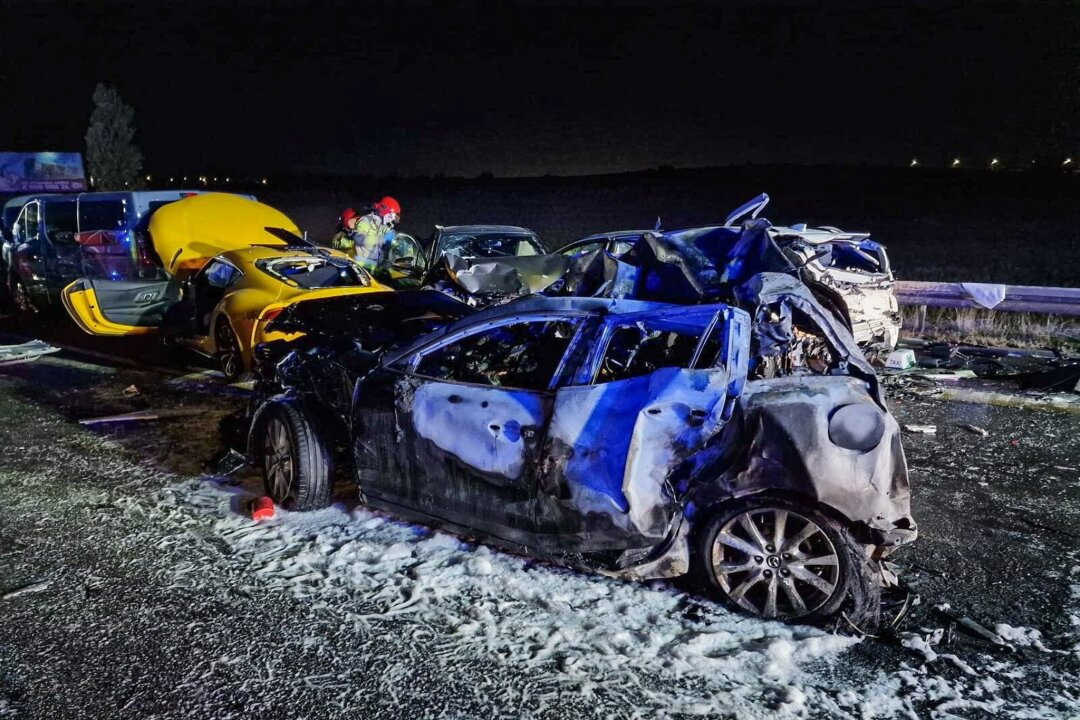 Tote und Verletzte bei Massenkarambolage auf Schnellstraße - Bei einer Massenkarambolage zahlreicher Fahrzeuge südlich von Danzig gab es Tote und Verletzte.