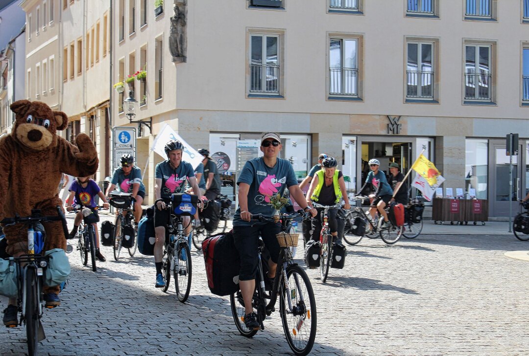 "Tour de Verkehrswende" für nachhaltige Mobilität führte von Erfurt  über Freiberg nach Berlin - Der Fahrrad-Corso fährt auf dem Obermarkt ein. Foto: Renate Fischer