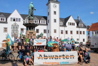 "Tour de Verkehrswende" für nachhaltige Mobilität führte von Erfurt  über Freiberg nach Berlin - Die Teilnehmer der Fahrrad-Demo beim Zwischenhalt in Freiberg. Foto: Renate Fischer