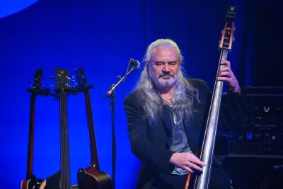 Tourauftakt für Silly in Dresden - Kulturpalast steht kopf - Silly-Gitarrist Hans-Jürgen "Jäcki" Reznicek hat als gebürtiger Dresdner beim Tourauftakt ein Heimspiel. 