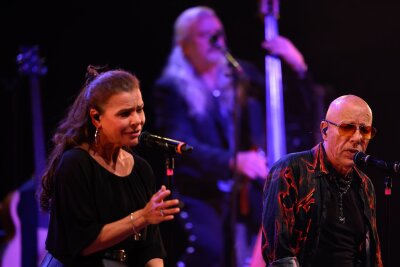 Tourauftakt für Silly in Dresden - Kulturpalast steht kopf - Die ostdeutsche Kultband Silly ist wieder auf Tour und wird beim Auftakt in Dresden lautstark gefeiert. 