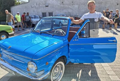 Trabant, Lada, Brockenhexe und Co.: Großer Andrang bei Oldtimertreffen in Mittelsachsen - Jan Uhlig aus Neukirchen, Gemeinde Reinsberg, reiste mit einem besonderen Sapo-Cabrio an. Foto: Knut Berger