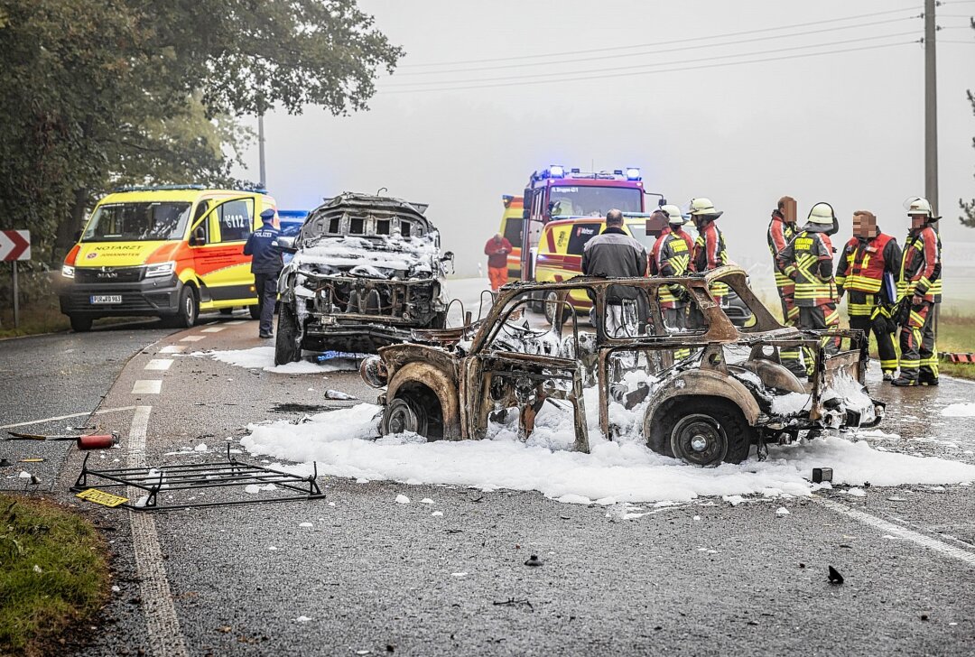 Trabi kracht gegen Ford und geht in Flammen auf: Fünf Verletzte bei Frontalcrash - Trabant-Fahrer kam aus bisher ungeklärter Ursache auf die Gegenfahrbahn und stieß frontal mit einem entgegenkommenden Ford Geländewagen zusammen. Foto: Marko Förster