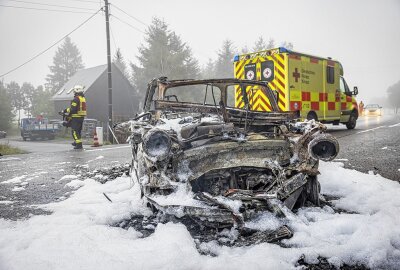 Trabi kracht gegen Ford und geht in Flammen auf: Fünf Verletzte bei Frontalcrash - Frontalcrash auf der B172 bei Pirna. Foto: Marko Förster