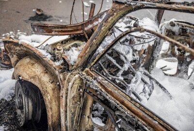 Trabi kracht gegen Ford und geht in Flammen auf: Fünf Verletzte bei Frontalcrash - Kollision zwischen Trabi und Ford Geländewagen. Foto: Marko Förster