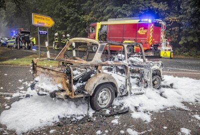 Trabi kracht gegen Ford und geht in Flammen auf: Fünf Verletzte bei Frontalcrash - B172 stundenlang gesperrt: Verkehrsunfall mit Totalschaden. Foto: Marko Förster