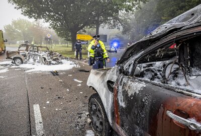 Trabi kracht gegen Ford und geht in Flammen auf: Fünf Verletzte bei Frontalcrash - Unfallursache unklar: Polizei führt Ermittlungen durch. Foto: Marko Förster