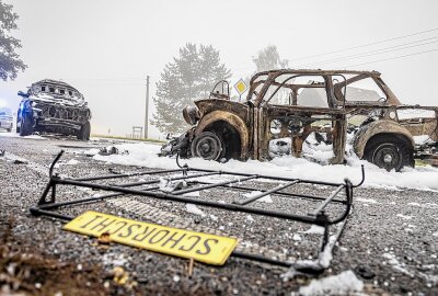 Trabi kracht gegen Ford und geht in Flammen auf: Fünf Verletzte bei Frontalcrash - Der gelbe Trabi "Schorschi" ging sofort in Flammen auf. Foto: Marko Förster