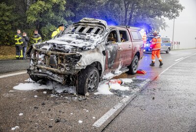 Trabi kracht gegen Ford und geht in Flammen auf: Fünf Verletzte bei Frontalcrash - Hund aus brennendem Ford gerettet. Foto: Marko Förster