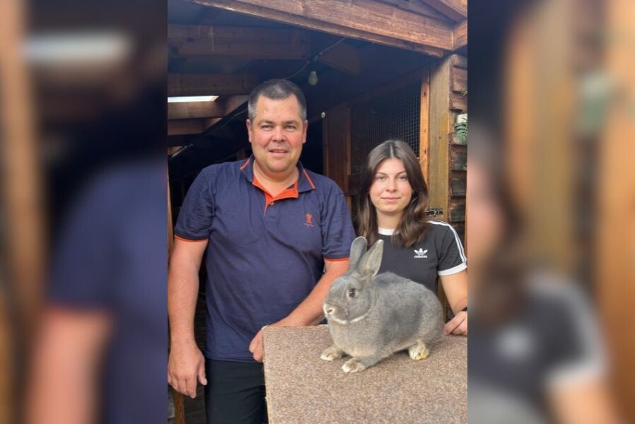 Tradition trifft Jugend: Mittelsächsin züchtet Kaninchen wie ihr Vater - Emma ist im Ortsteil Köthensdorf bei Taura aufgewachsen, wo die Kaninchenzucht seit 2011 durch ihren Vater fest in der Familie verankert ist, was sie von klein auf prägte.