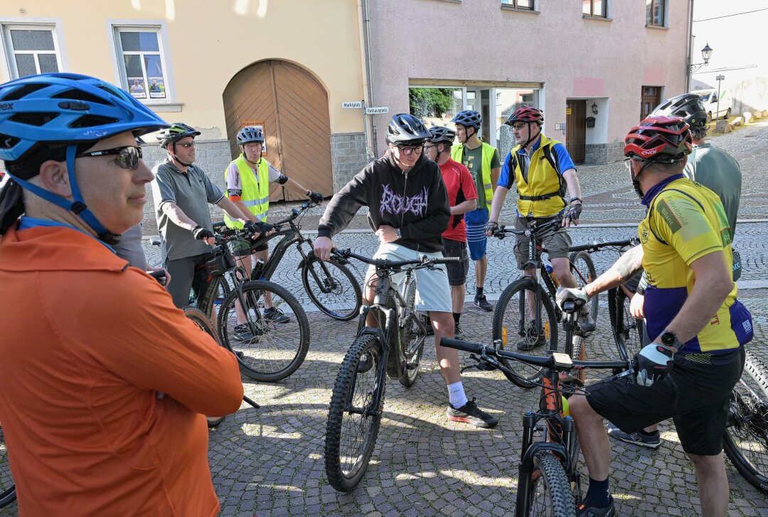 Tradition wird fortgesetzt: Lößnitzer organisieren wieder Radl-Ohmde - Beim 2. Radl-Ohmd in diesem Jahr ging es für die Teilnehmer von Lößnitz aus in Richtung Aue und Bockau. Foto: Ralf Wendland
