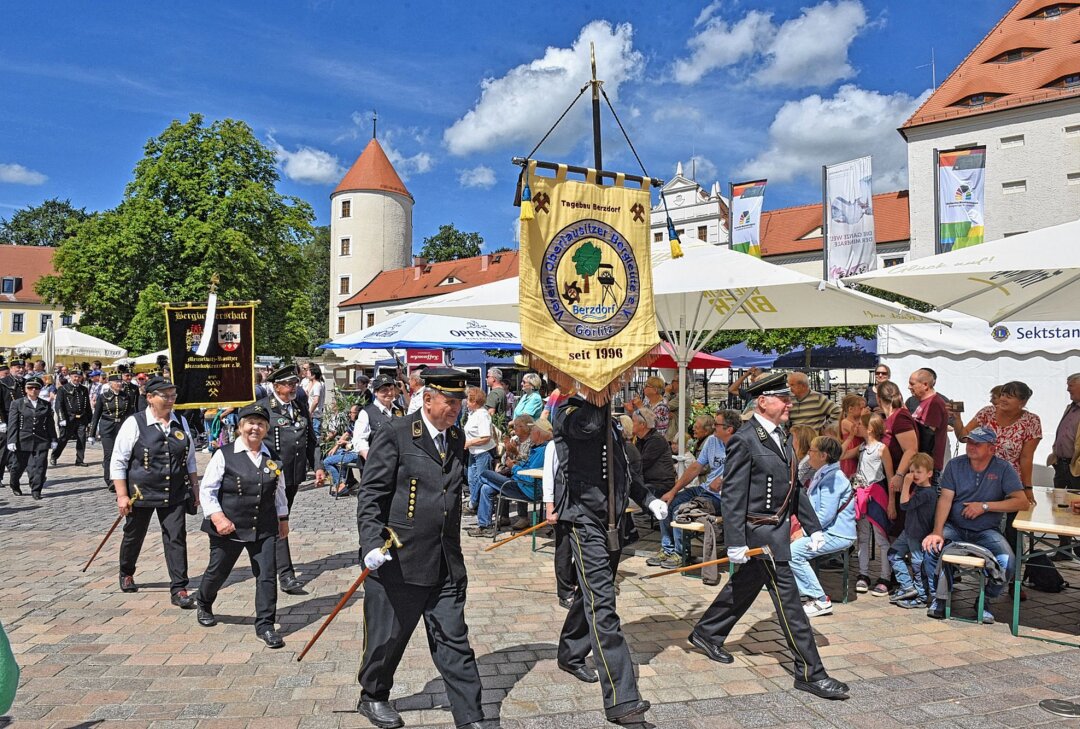 Traditionelle Bergparade zum Stadtfest in Freiberg - Bergparade, aus der Oberlausitz ist die Abordnung des Tagesbaus aus Berzdorf dabei. Foto: Christof Heyden