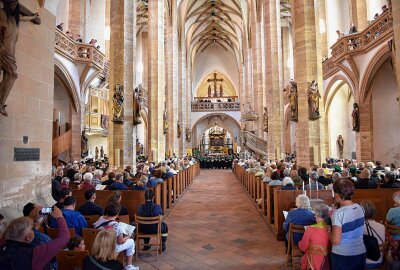 Traditionelle Bergparade zum Stadtfest in Freiberg - Auftakt des Bergsonntags mit dem Gottesdienst im vollbesetzen Dom. Foto: Christof Heyden