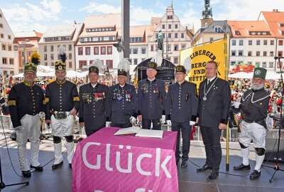 Traditionelle Bergparade zum Stadtfest in Freiberg - Im Rahmen der Parade trugen sich vier polnische Bergleute aus der Partnerstadt Waldenburg in das Ehrenbuch der Silberstadt um Oberbürgermeister Sven Krüger ein. Foto: Christof Heyden