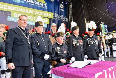 Traditionelle Bergparade zum Stadtfest in Freiberg - Im Rahmen der Parade trugen sich vier polnische Bergleute aus der Partnerstadt Waldenburg in das Ehrenbuch der Silberstadt um Oberbürgermeister Sven Krüger ein. Foto: Christof Heyden