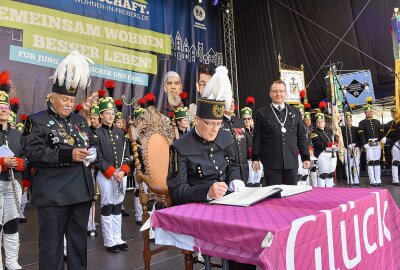 Traditionelle Bergparade zum Stadtfest in Freiberg - Im Rahmen der Parade trugen sich vier polnische Bergleute aus der Partnerstadt Waldenburg in das Ehrenbuch der Silberstadt um Oberbürgermeister Sven Krüger , rechts, ein. Foto: Christof Heyden