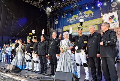 Traditionelle Bergparade zum Stadtfest in Freiberg - Die Bergparade mit der Aufwartung wird auf dem Obermarkt von den Honoratioren der Stadt abgenommen. Foto: Christof Heyden