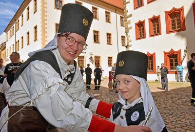 Traditionelle Bergparade zum Stadtfest in Freiberg - Bergparade Freiberg, aus Olbernhau sind Kristin Brückner und Sohn Henri angereist, sie ziehen im Musikkorps der Saigerhütte mit auf. Foto: Christof Heyden