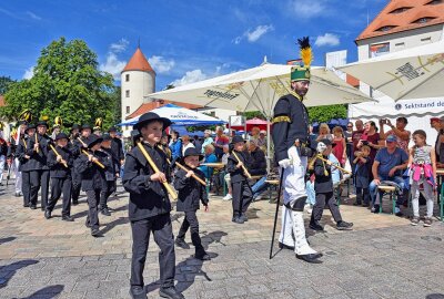 Traditionelle Bergparade zum Stadtfest in Freiberg - Bergparade Freiberg, der Nachwuchs der Freiberger Knappschaft läuft natürlich mit auf. Foto: Christof Heyden