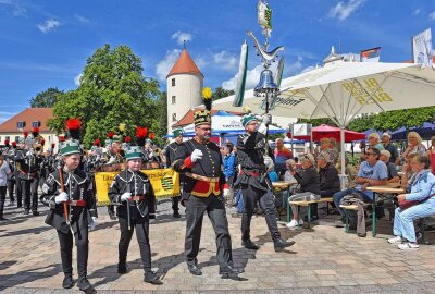 Traditionelle Bergparade zum Stadtfest in Freiberg - Bergparade Freiberg, das Landesbergmuskkorps Sachsen aus Schneeberg spielt auf. Foto: Christof Heyden