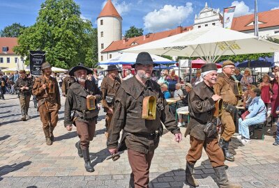 Traditionelle Bergparade zum Stadtfest in Freiberg - Bergparade Freiberg, die Freunde des Altbergbaus aus Hohenstein-Ernsttahl in zünftiger Bekleidung. Foto: Christof Heyden