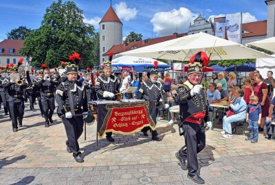 Traditionelle Bergparade zum Stadtfest in Freiberg - Bergparade Freiberg, Oberbergmusikmeister Tilo Nüßler für das Musikkorps aus Oelsnitz/ Erz. an. Foto: Christof Heyden