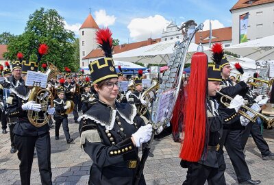 Traditionelle Bergparade zum Stadtfest in Freiberg - Die Bergkapelle aus Oelsnitz/Erzgebirge ist samt Lyraspielerin dabei. Foto: Christof Heyden