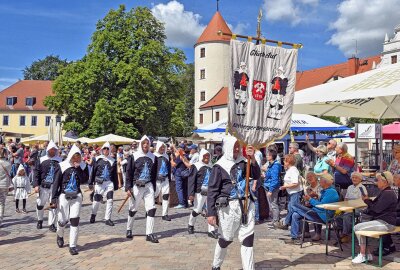 Traditionelle Bergparade zum Stadtfest in Freiberg - Bergparade Freiberg Bergstadtfest, die Kirchberger Knappen fallen mit ihrem Habit auf, einem Kirchengewand nachempfunden. Foto: Christof Heyden