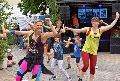 Traditionelle Bergparade zum Stadtfest in Freiberg - Ein Fest der Lebensfreude wurde das Programm an der Bühne des Anzeigenblattes BLICK. Ungezählte Gäste säumten dem Schlossplatz. Mit dabei die Zumba-Gruppe von Juliet. Foto: Christof Heyden