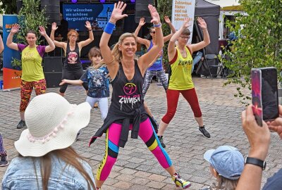 Traditionelle Bergparade zum Stadtfest in Freiberg - Ein Fest der Lebensfreude wurde das Programm an der Bühne des Anzeigenblattes BLICK. Ungezählte Gäste säumten dem Schlossplatz. Mit dabei die Zumba-Gruppe von Juliet. Foto: Christof Heyden