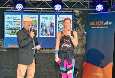 Traditionelle Bergparade zum Stadtfest in Freiberg - Ein Fest der Lebensfreude wurde das Programm an der Bühne des Anzeigenblattes BLICK. Ungezählte Gäste säumten dem Schlossplatz. Mit dabei die Zumba-Gruppe von Juliet. Angekündigt von DJ Timo Rotter. Foto: Christof Heyden