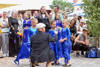 Traditionelle Bergparade zum Stadtfest in Freiberg - Ein Fest der Lebensfreude wurde das Programm an der Bühne des Anzeigenblattes BLICK. Ungezählte Gäste säumten den Schlossplatz, erstes Interview für die drei Little Diamonds. Foto: Christof Heyden