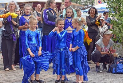 Traditionelle Bergparade zum Stadtfest in Freiberg - Ein Fest der Lebensfreude wurde das Programm an der Bühne des Anzeigenblattes BLICK. Ungezählte Gäste säumten den Schlossplatz, Die drei Little Diamonds nehmen noch schüchtern der Schlussapplaus entgegen. . Foto: Christof Heyden