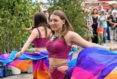 Traditionelle Bergparade zum Stadtfest in Freiberg - Ein Fest der Lebensfreude wurde das Programm an der Bühne des Anzeigenblattes BLICK. Ungezählte Gäste säumten den Schlossplatz. Mit dabei die Moonflowers mit Nora und Tabea. Foto: Christof Heyden