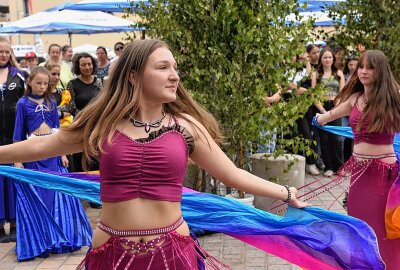 Traditionelle Bergparade zum Stadtfest in Freiberg - Ein Fest der Lebensfreude wurde das Programm an der Bühne des Anzeigenblattes BLICK. Ungezählte Gäste säumten den Schlossplatz Mit dabei die Moonflowers mit Nora und Tabea. Foto: Christof Heyden