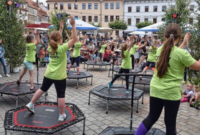 Traditionelle Bergparade zum Stadtfest in Freiberg - Ein Fest der Lebensfreude wurde das Programm an der Bühne des Anzeigenblattes BLICK. Ungezählte Gäste säumten dem Schlossplatz. Kostproben ihrer neuen Spaß-Sport-Disziplin in Freiberg gaben die Crazy Jumpers auf ihren Trampolinen. Foto: Christof Heyden