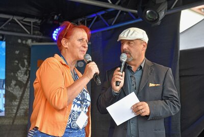 Traditionelle Bergparade zum Stadtfest in Freiberg - Ein Fest der Lebensfreude wurde das Programm an der Bühne des Anzeigenblattes BLICK. Marion Schreiber vom BLICK Freiberg und DJ Timo Rotter führten durchs Programm. Foto: Christof Heyden