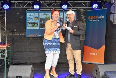 Traditionelle Bergparade zum Stadtfest in Freiberg - Ein Fest der Lebensfreude wurde das Programm an der Bühne des Anzeigenblattes BLICK. Marion Schreiber vom BLICK Freiberg und DJ Timo Rotter führten durchs Programm. Foto: Christof Heyden