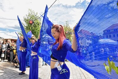 Traditionelle Bergparade zum Stadtfest in Freiberg - Ein Fest der Lebensfreude wurde das Programm an der Bühne des Anzeigenblattes BLICK. Ungezählte Gäste säumten den Schlossplatz, mit dabei die Magischen Smaragde, eine bundesweit erfolgreiche Tanzformation aus der Silberstadt. Foto: Christof Heyden