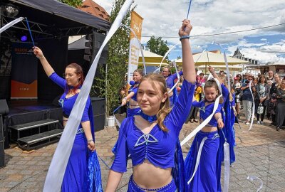 Traditionelle Bergparade zum Stadtfest in Freiberg - Ein Fest der Lebensfreude wurde das Programm an der Bühne des Anzeigenblattes BLICK. Ungezählte Gäste säumten den Schlossplatz, mit dabei die Magischen Smaragde, eine bundesweit erfolgreiche Tanzformation aus der Silberstadt. Foto: Christof Heyden