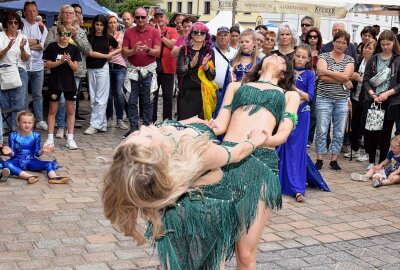 Traditionelle Bergparade zum Stadtfest in Freiberg - Ein Fest der Lebensfreude wurde das Programm an der Bühne des Anzeigenblattes BLICK. Ungezählte Gäste säumten den Schlossplatz. Mit dabei Sophie und Amely. Foto: Christof Heyden