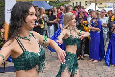 Traditionelle Bergparade zum Stadtfest in Freiberg - Ein Fest der Lebensfreude wurde das Programm an der Bühne des Anzeigenblattes BLICK. Ungezählte Gäste säumten den Schlossplatz. Mit dabei Sophie und Amely. Foto: Christof Heyden