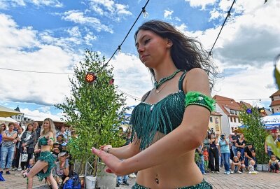 Traditionelle Bergparade zum Stadtfest in Freiberg - Ein Fest der Lebensfreude wurde das Programm an der Bühne des Anzeigenblattes BLICK. Ungezählte Gäste säumten den Schlossplatz. Mit dabei Sophie und Amely. Foto: Christof Heyden