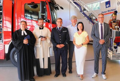 Traditionelles Feuerwehrfest in Flöha: Pfarrer weihen moderne Drehleiter - Die Weihe der neuen Drehleiter nahmen die Pfarrer Joachim Butter (evangelisch) und Dominikus Goth (katholisch) vor. Mit dabei waren auch Feuerwehrchef Silvio Schindler, der 2. Beigeordnete des Landkreises Mittelachsen Jörg Höllmüller, die CDU - Landtagsabgeordnete Susan Leithoff sowie Oberbürgermeister Volker Holuscha (.l.) dabei. Foto: Knut Berger