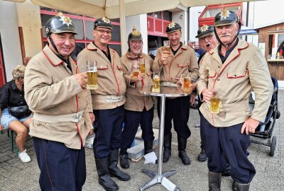 Traditionelles Feuerwehrfest in Flöha: Pfarrer weihen moderne Drehleiter - Nach getaner Arbeit wurde "gelöscht": Der historische Löschzug der Feuerwehr Flöha. Foto: Knut Berger