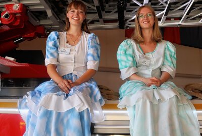 Traditionelles Feuerwehrfest in Flöha: Pfarrer weihen moderne Drehleiter - "Miss Zschopau (l.) und "Miss Flöha" waren ebenfalls präsent. Foto: Knut Berger