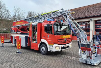 Traditionelles Feuerwehrfest in Flöha: Pfarrer weihen moderne Drehleiter - Die neue Drehleiter kostete reichlich 900.000 Euro: Foto: Knut Berger