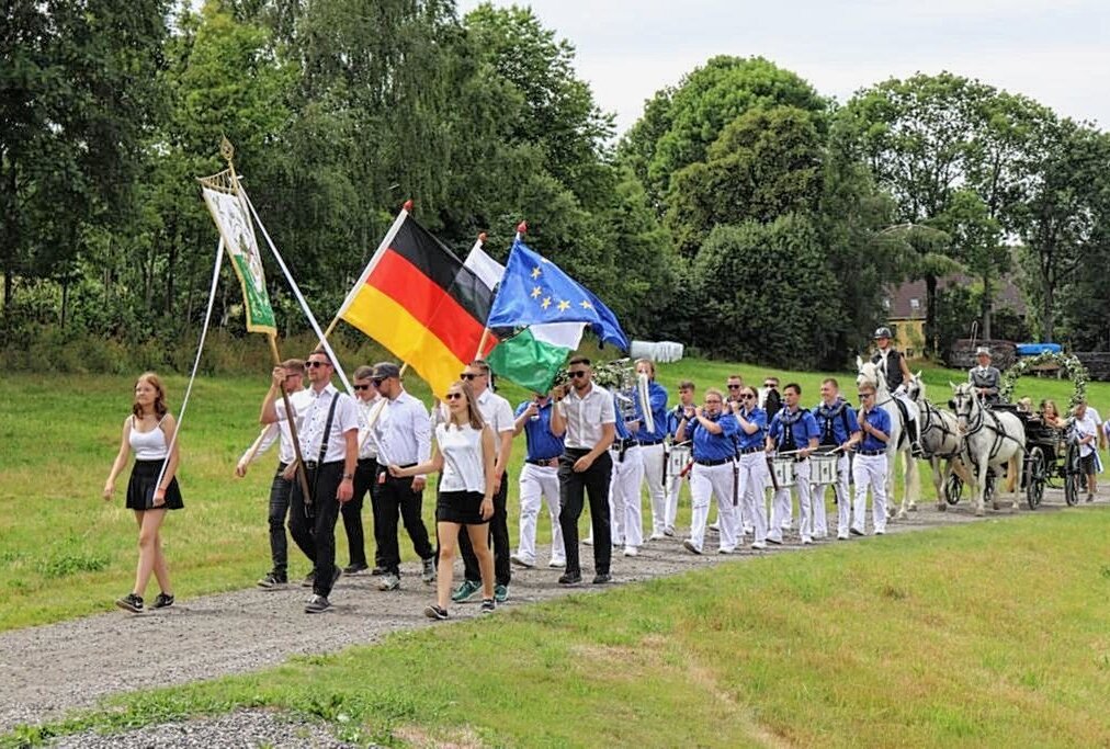 Traditionelles Vogelschießen in Voigtsdorf lockt wieder Besucher an - Das Schützenkönigspaar des vergangenen Jahres wird abgeholt und mit der Kutsche zum Festplatz gefahren. Foto: Renate Fischer