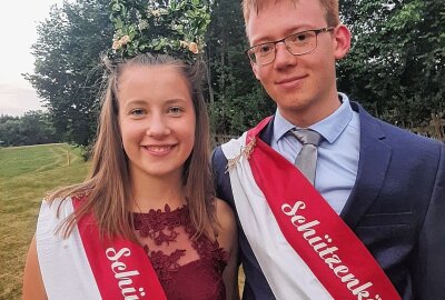 Traditionelles Vogelschießen in Voigtsdorf lockt wieder Besucher an - Das Schützenkönigspaar des vergangenen Jahres Emilia Uhlig und Kevin Schellenberger. Foto: Renate Fischer