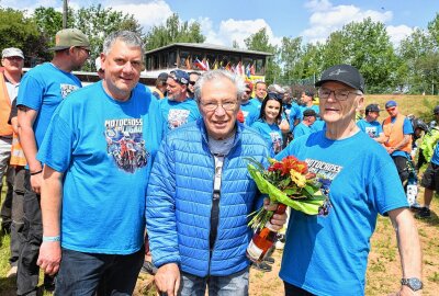 Traditionsveranstaltung war wieder der Renner - Ole Stark (li.) und Günter Hölperl (re.) vom MSC Lugau danken Werner Löffler für 40 Jahre Arbeit bei der Maschinenabnahme. Foto: Thorsten Horn